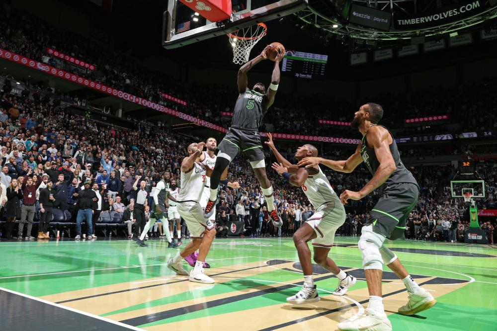 边策动突袭 边策动突袭